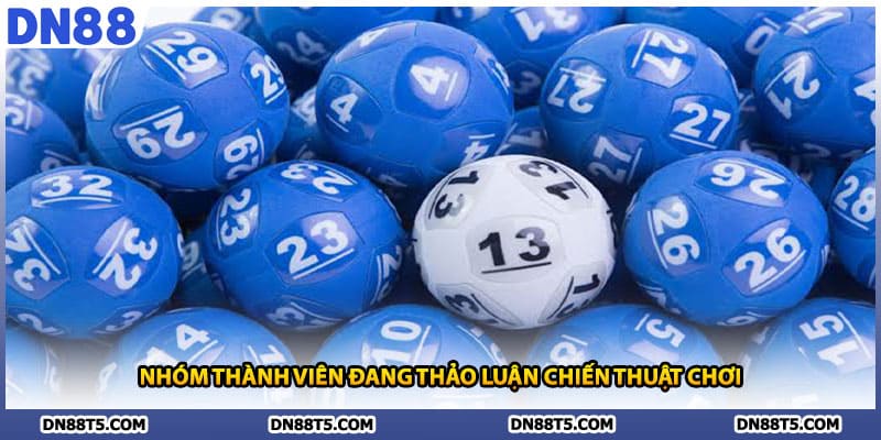 Nhóm thành viên đang thảo luận chiến thuật chơi